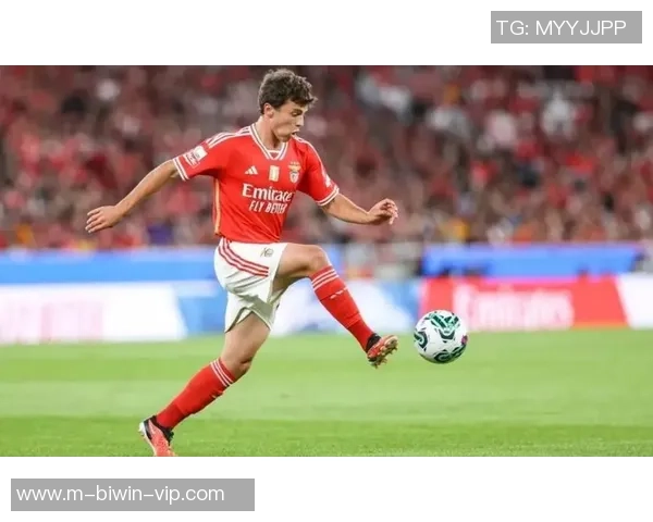 足球左边锋跑位技巧解析助你提升比赛表现与战术意识